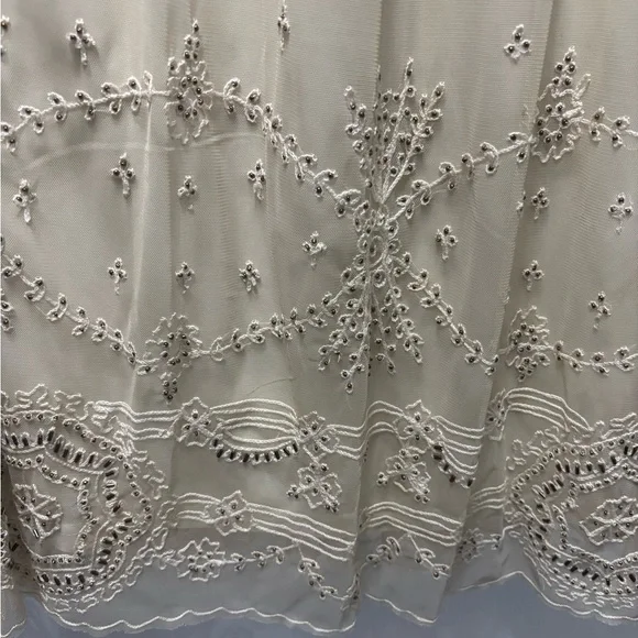 Newport News Cream Vintage-look Dress with Floral Embroidery - Picture 3 of 9